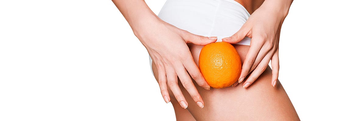 Frau zeigt Orange vor Beine ohne Cellulite