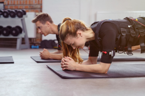 Frau und mann beim ems training